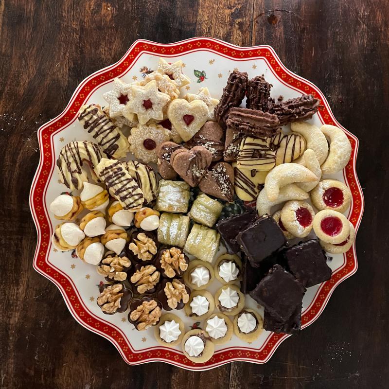 Teller auf Tisch mit Weihnachtsplätzchen