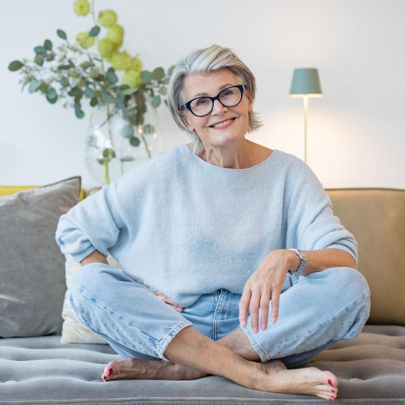 Lis Müller auf Sofa