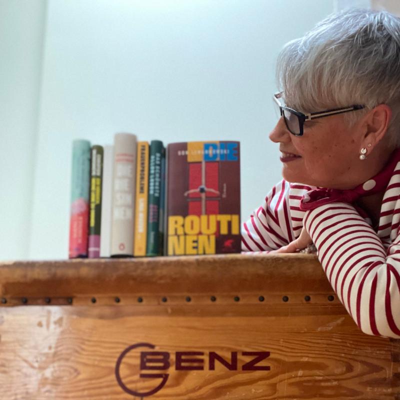 Corinne mit Büchern
