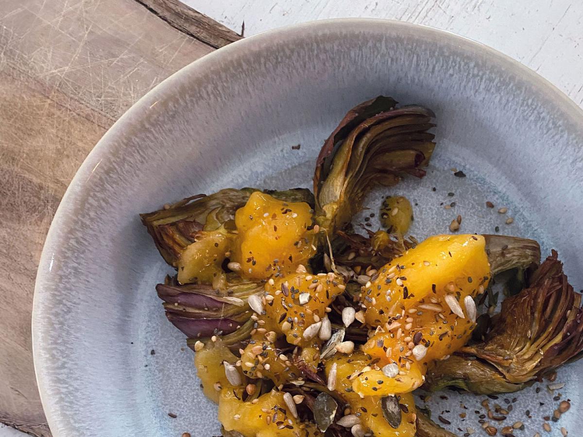 Veggie,-Artischocke-mit-Kaki,-Nusscrunch,-Vegan