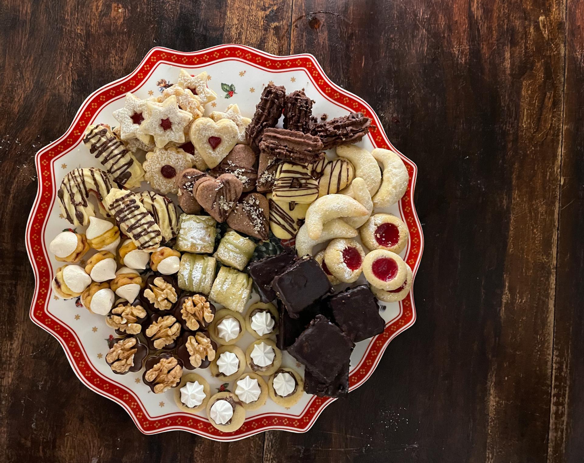 Teller mit Weihnachtsplätzchen