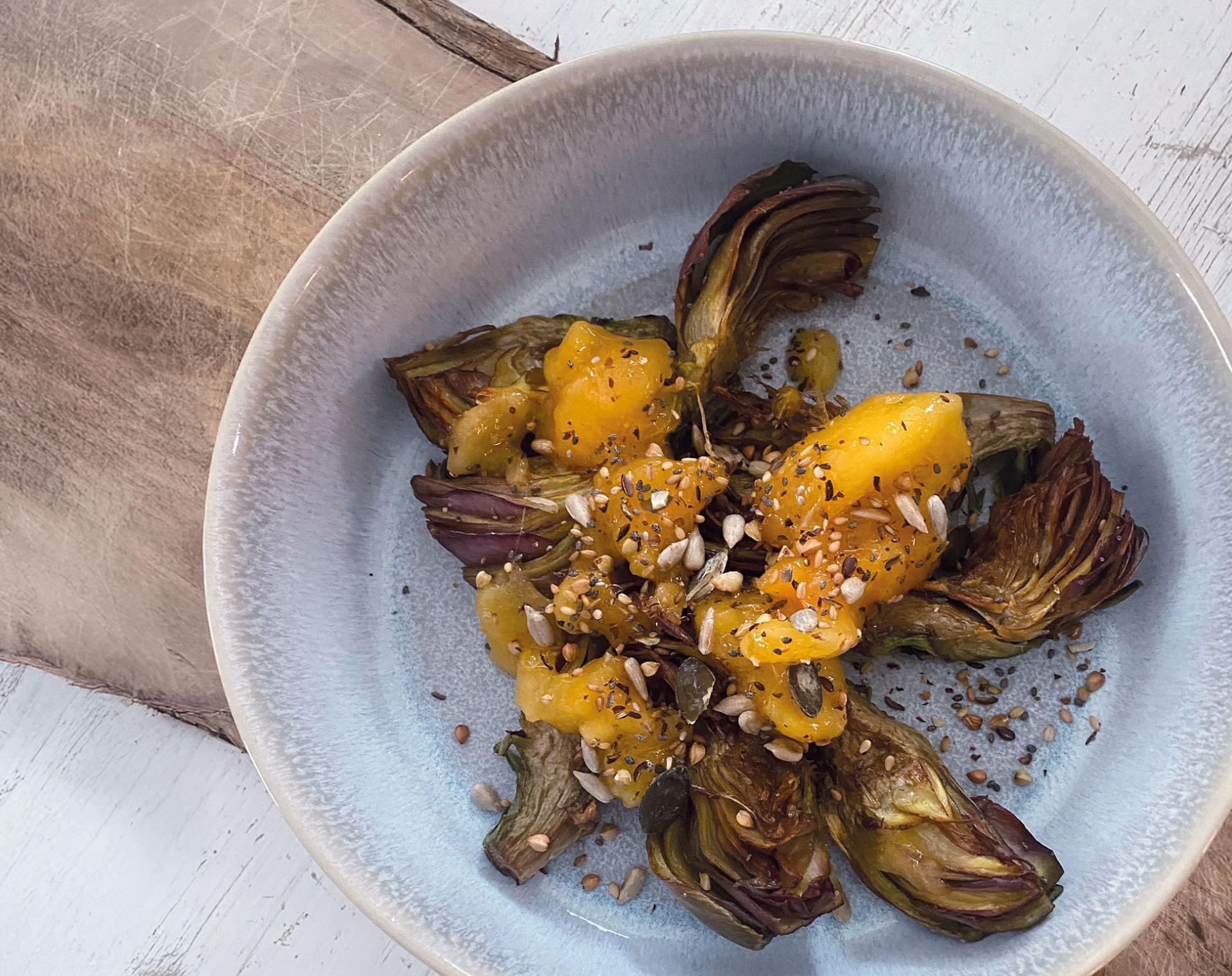 Artischocke-mit-Kaki,-Nusscrunch,-Vegan