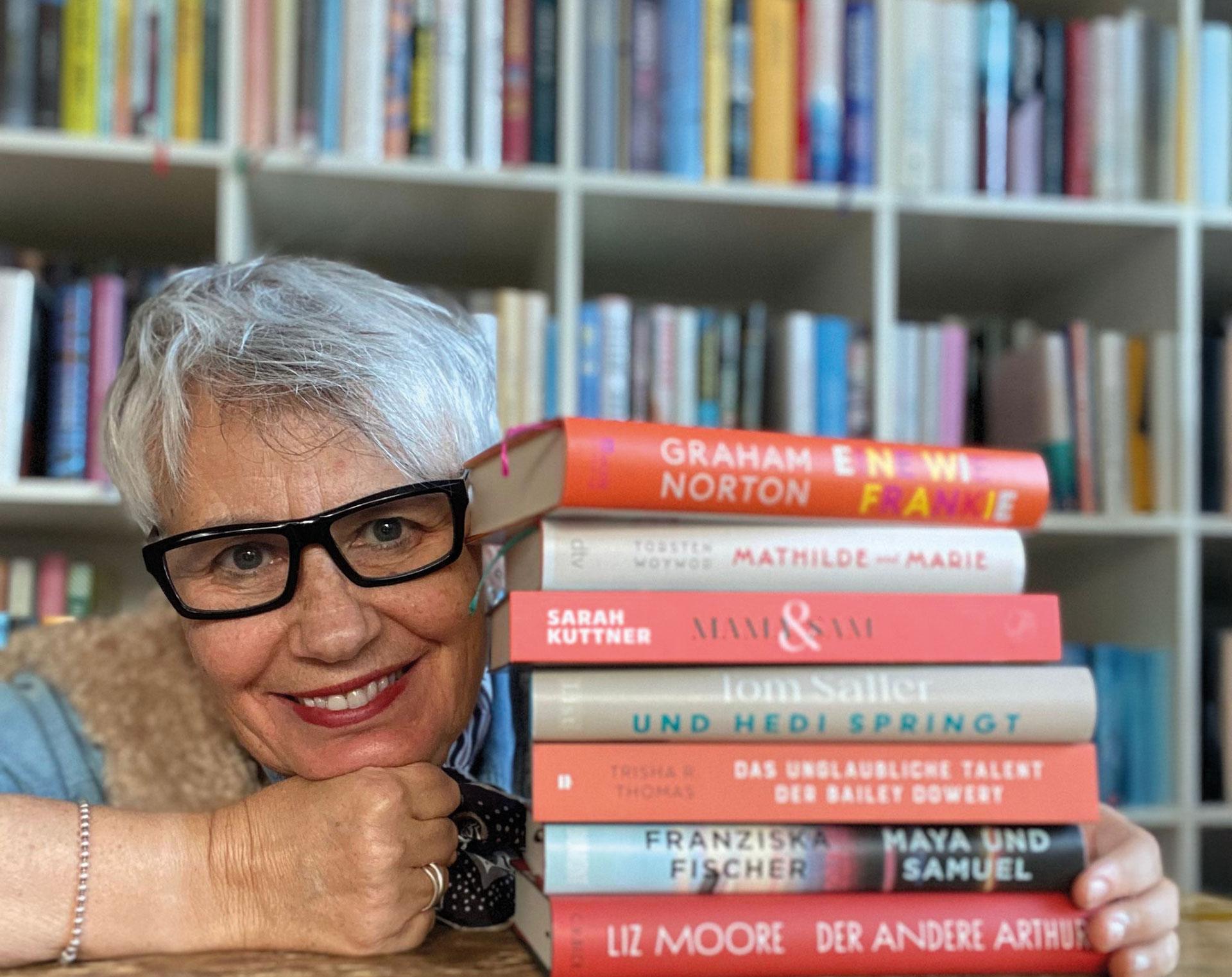 Corinne-Steinert,-Buchkolumnistin,-Buchstaplerin