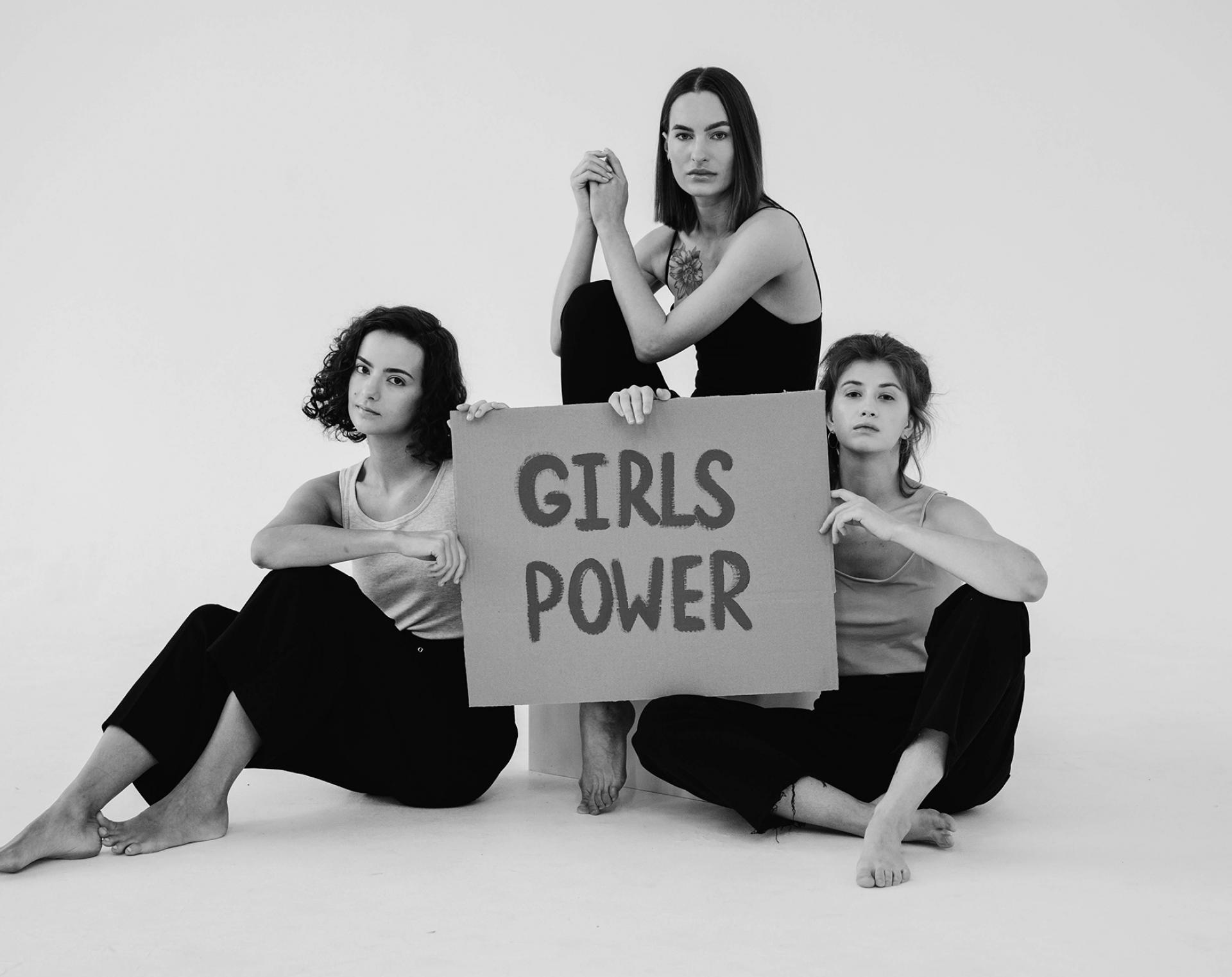 3 Frauen mit Gilrs Power Schild