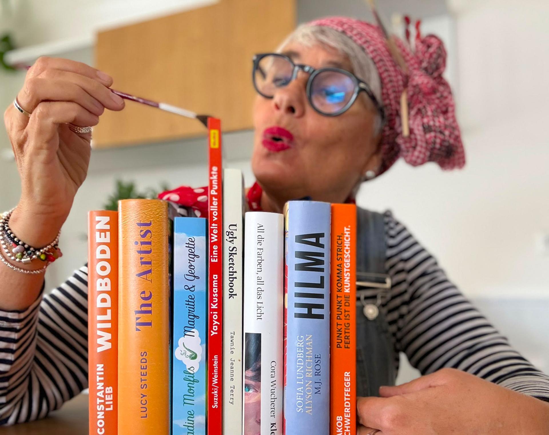 Buchstaplerin bemalt Bücher