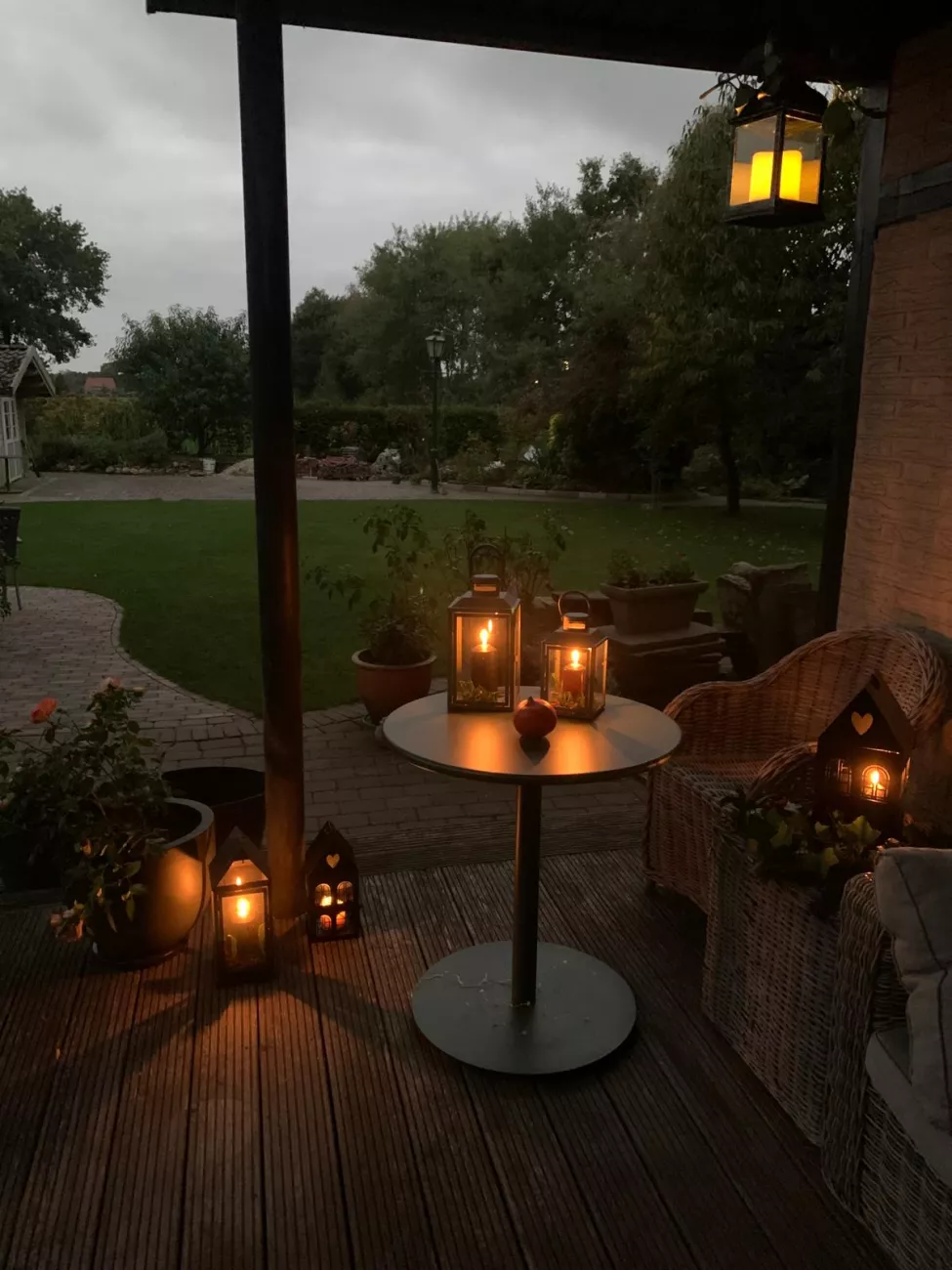 Herbstdämmerung mit Kerzen