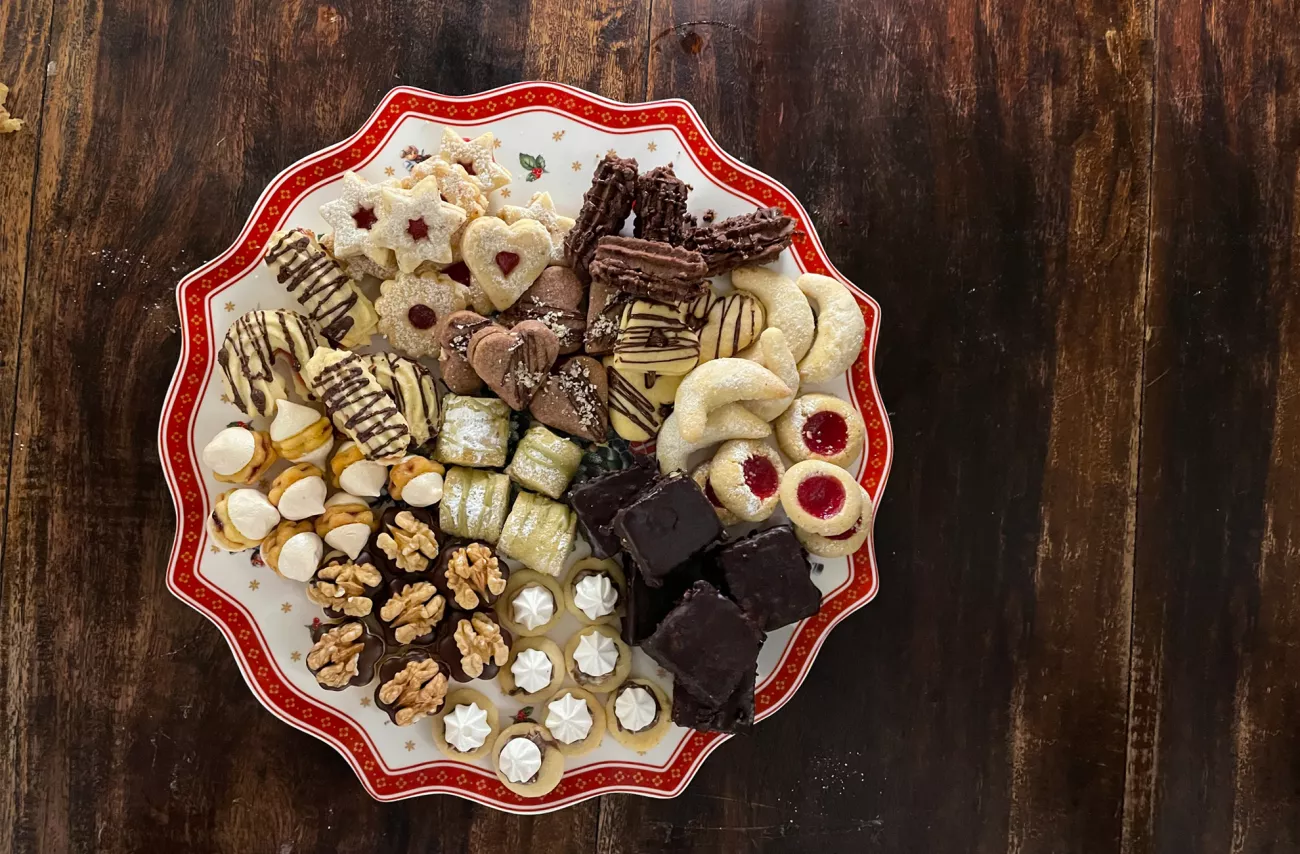 Teller mit Weihnachtsplätzchen