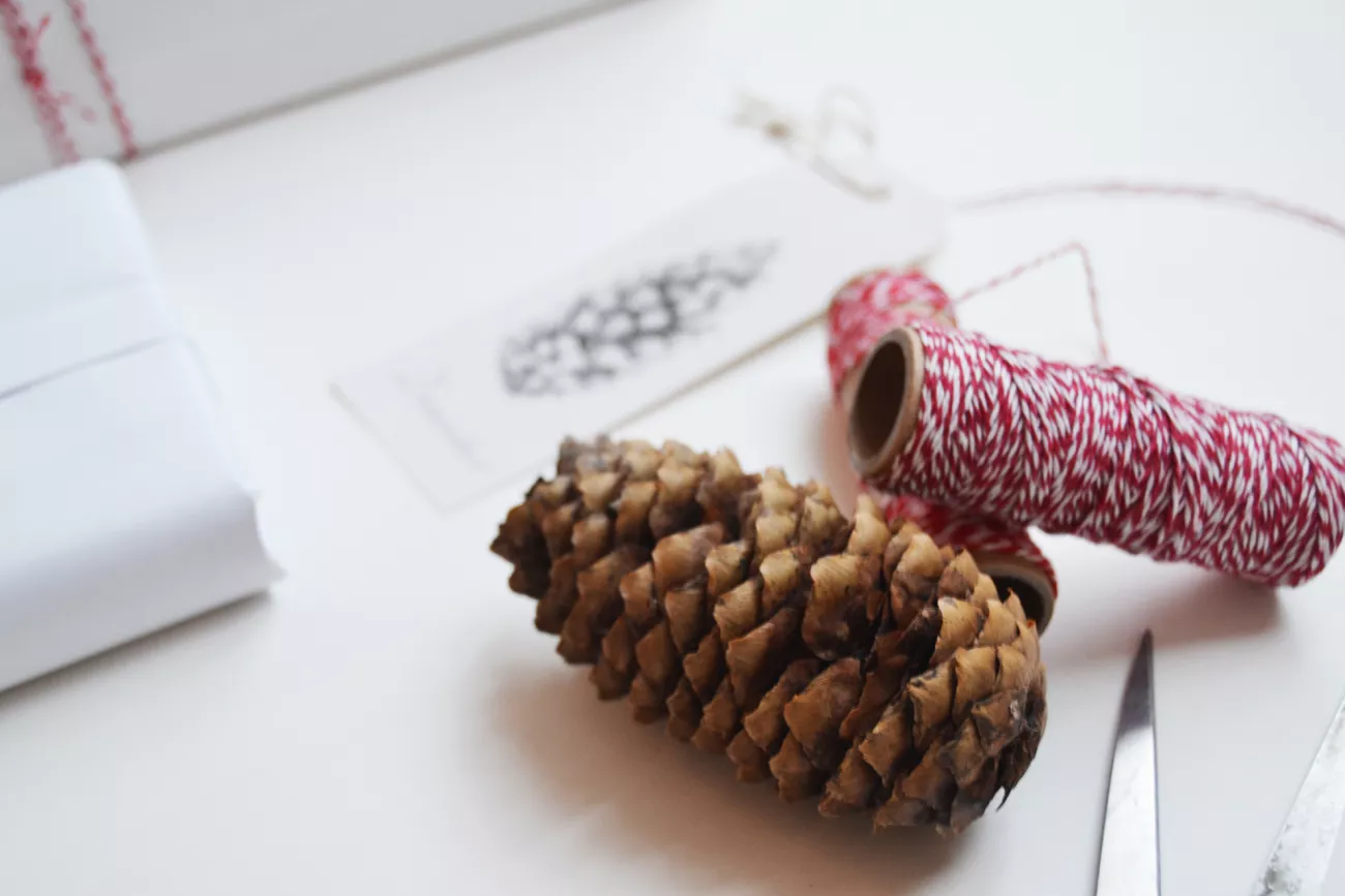 Weihnachtskarten und Schnur