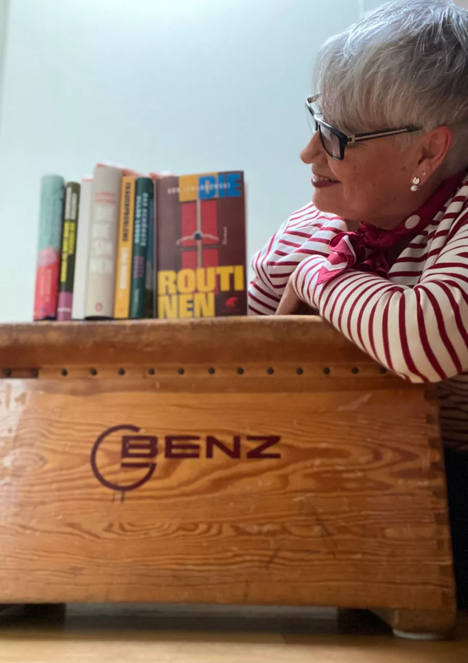 Corinne mit Büchern auf Kiste