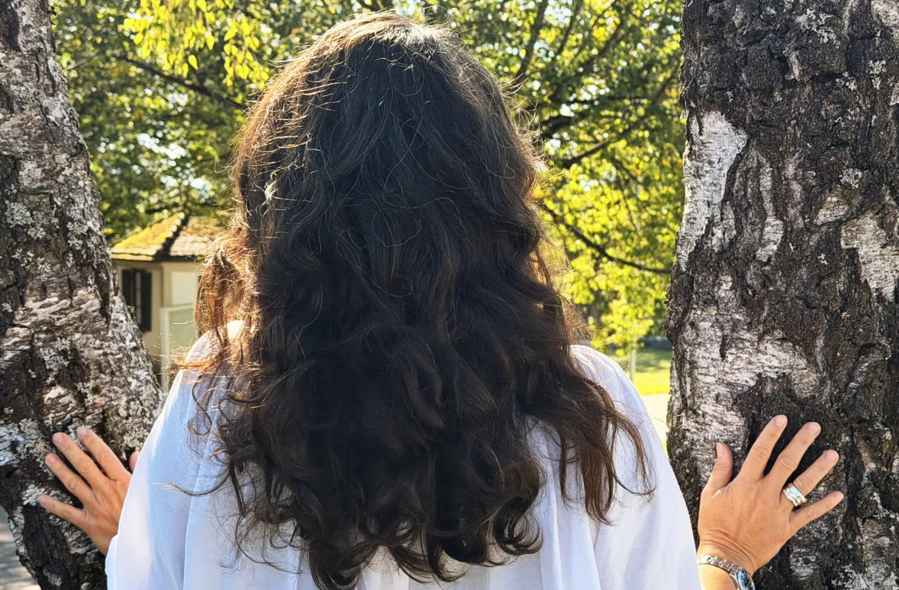 Uli mit langen Haar von hinten